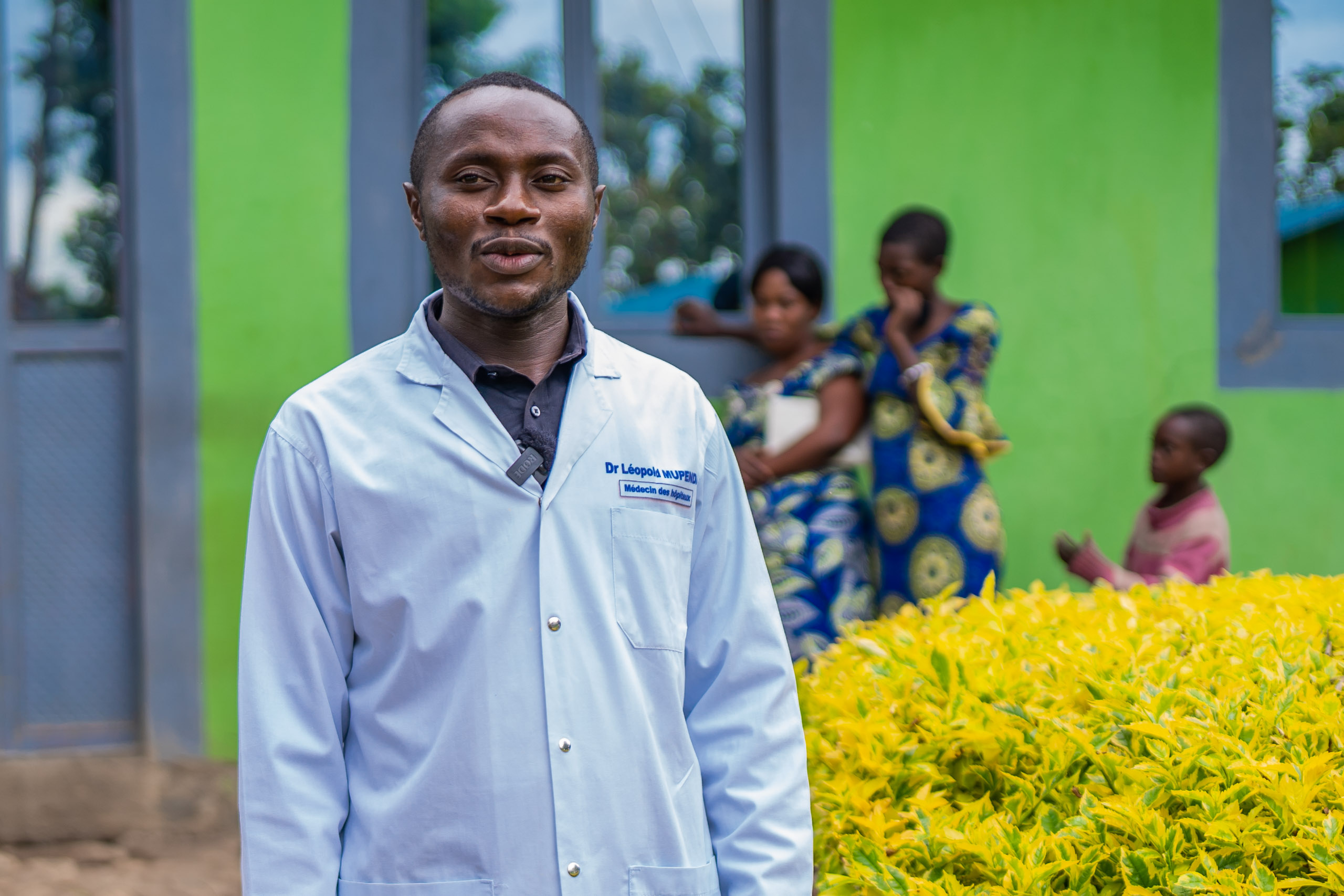 Un médecin devant le centre de santé