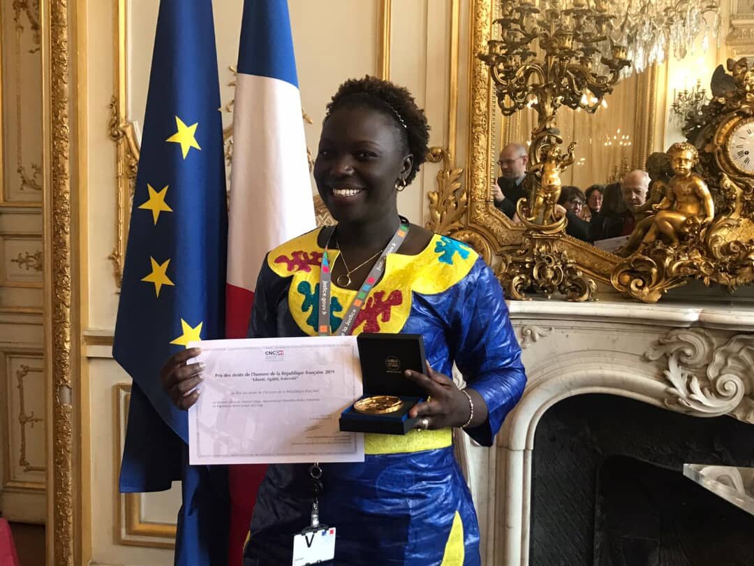 Marcelline Budza akipokea Tuzo ya Haki za Binadamu ya Jamhuri ya Ufaransa mjini Paris, Desemba 2019